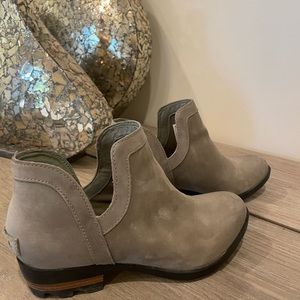 SOREL Women’s LOLLA Cut Out Bootie, Size 7